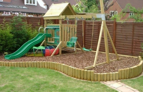 Taman belakang dengan area bermain untuk anak-anak